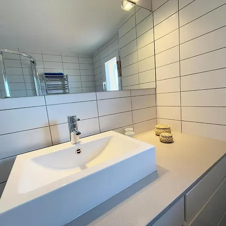 Sunny & Modern Apartment