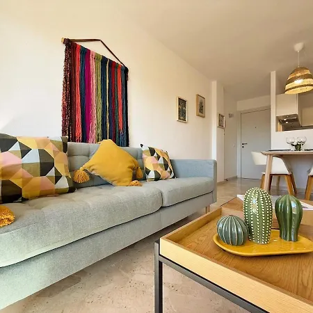 Sunny & Modern Apartment